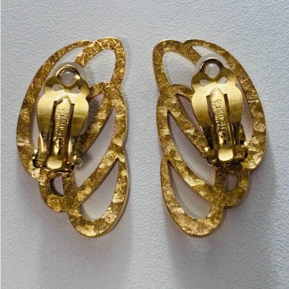 GIVENCHY Vtg gold tone signature clip on earrings, circa 1980s. - Picture 4 of 6